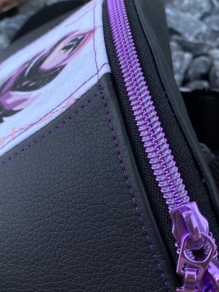 Bauchtasche FedernBauchtasche Lana Federn

Die kleine Lana ist mit Ihrer Größe von 13 cm x 26 cm x 6 cm (Höhe/Breite/Tiefe)
nicht zu groß und nicht zu klein. Sie bietet Platz für allekleine UmhängetascheMein ShopHenkSewnBauchtasche Federn