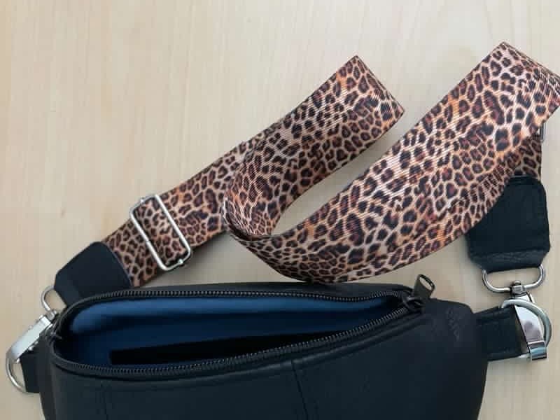 Bauchtasche Lana mit LeopardengurtIn die Bauchtasche passt, neben einer kleinen Geldbörse und dem Handy, eine kleine Trinkflasche.
In dem äußeren Reißverschlussfach kannst Du ein Handy mit einer maxikleine UmhängetascheMein ShopHenkSewnBauchtasche Lana mit Leopardengurt