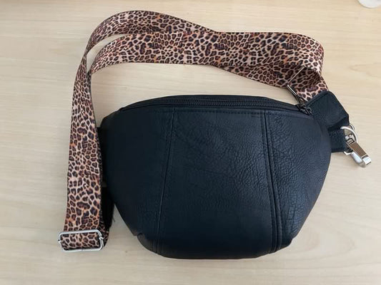 Bauchtasche Lana mit LeopardengurtIn die Bauchtasche passt, neben einer kleinen Geldbörse und dem Handy, eine kleine Trinkflasche.
In dem äußeren Reißverschlussfach kannst Du ein Handy mit einer maxikleine UmhängetascheMein ShopHenkSewnBauchtasche Lana mit Leopardengurt