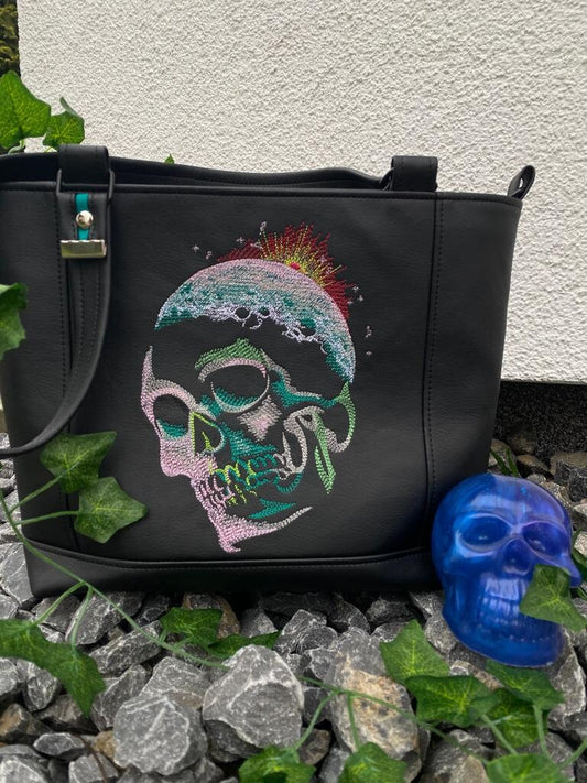 Handtasche / Schultertasche Landkind mit Totenkopf / Stickerei EinzelsLandkind mit Totenkopfstickerei

Diese Schultertasche hat ein grosses Reissverschlussfach auf der Hinterseite, 
auf der Vorderseite befindet sich ein TotenkopfstickbHandtascheMein ShopHenkSewnHandtasche / Schultertasche Landkind mit Totenkopf / Stickerei Einzelstück