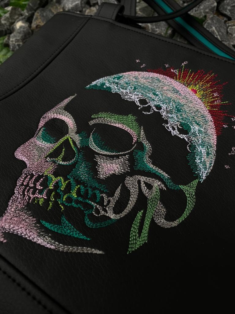 Handtasche / Schultertasche Landkind mit Totenkopf / Stickerei EinzelsLandkind mit Totenkopfstickerei

Diese Schultertasche hat ein grosses Reissverschlussfach auf der Hinterseite, 
auf der Vorderseite befindet sich ein TotenkopfstickbHandtascheMein ShopHenkSewnHandtasche / Schultertasche Landkind mit Totenkopf / Stickerei Einzelstück