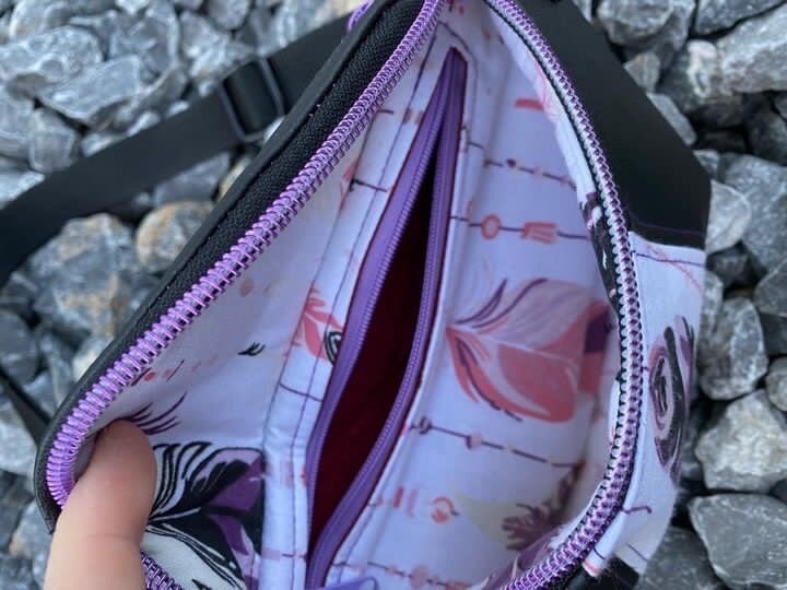 Bauchtasche FedernBauchtasche Lana Federn

Die kleine Lana ist mit Ihrer Größe von 13 cm x 26 cm x 6 cm (Höhe/Breite/Tiefe)
nicht zu groß und nicht zu klein. Sie bietet Platz für allekleine UmhängetascheMein ShopHenkSewnBauchtasche Federn