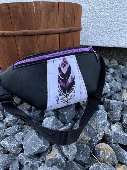 Bauchtasche FedernBauchtasche Lana Federn

Die kleine Lana ist mit Ihrer Größe von 13 cm x 26 cm x 6 cm (Höhe/Breite/Tiefe)
nicht zu groß und nicht zu klein. Sie bietet Platz für allekleine UmhängetascheMein ShopHenkSewnBauchtasche Federn