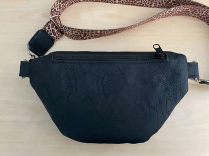 Bauchtasche Lana mit LeopardengurtIn die Bauchtasche passt, neben einer kleinen Geldbörse und dem Handy, eine kleine Trinkflasche.
In dem äußeren Reißverschlussfach kannst Du ein Handy mit einer maxikleine UmhängetascheMein ShopHenkSewnBauchtasche Lana mit Leopardengurt
