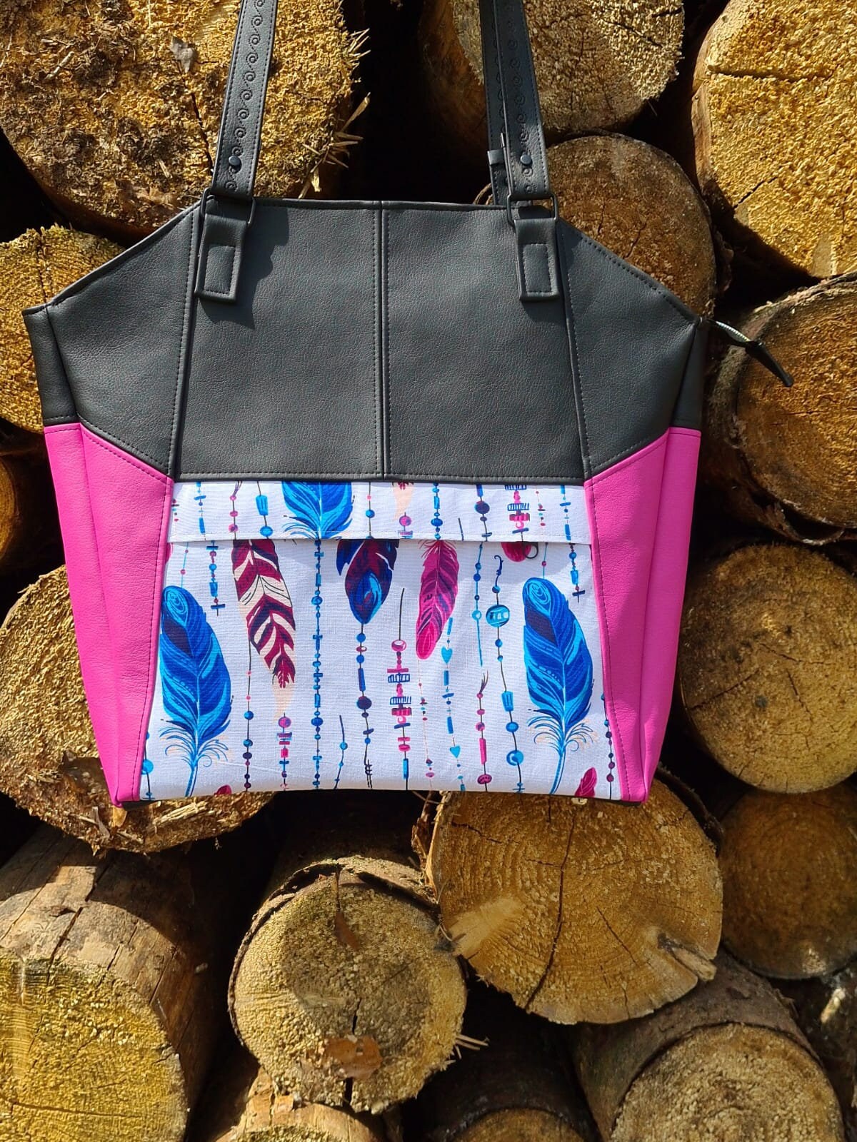 geräumige Handtasche FederdesignDiese Tasche ist ein wahrer Allrounder. Es passt sogar ein großer A4-Ordner hinein. 

Verschlossen wird die Tasche mit einem Reißverschluss. Aussen befindet sich einHandtascheMein ShopHenkSewngeräumige Handtasche Federdesign