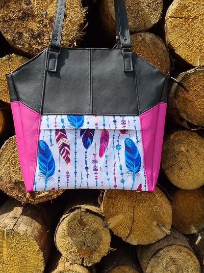 geräumige Handtasche FederdesignDiese Tasche ist ein wahrer Allrounder. Es passt sogar ein großer A4-Ordner hinein. 

Verschlossen wird die Tasche mit einem Reißverschluss. Aussen befindet sich einHandtascheMein ShopHenkSewngeräumige Handtasche Federdesign