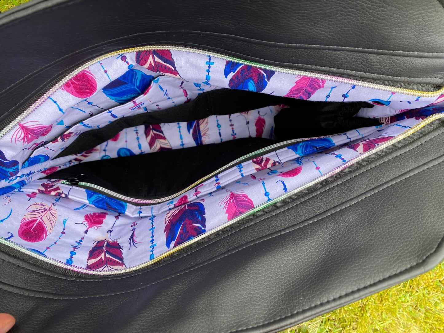 geräumige Handtasche FederdesignDiese Tasche ist ein wahrer Allrounder. Es passt sogar ein großer A4-Ordner hinein. 

Verschlossen wird die Tasche mit einem Reißverschluss. Aussen befindet sich einHandtascheMein ShopHenkSewngeräumige Handtasche Federdesign