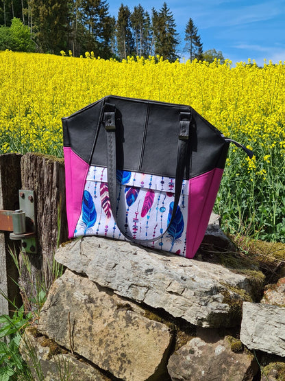 geräumige Handtasche FederdesignDiese Tasche ist ein wahrer Allrounder. Es passt sogar ein großer A4-Ordner hinein. 

Verschlossen wird die Tasche mit einem Reißverschluss. Aussen befindet sich einHandtascheMein ShopHenkSewngeräumige Handtasche Federdesign
