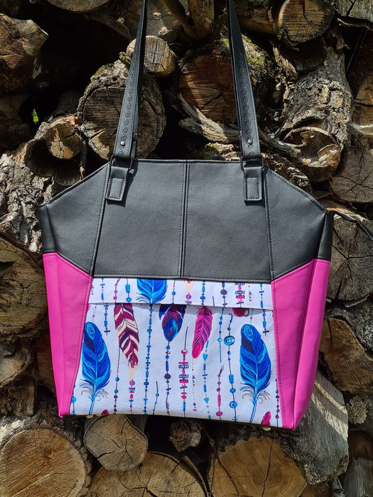 geräumige Handtasche FederdesignDiese Tasche ist ein wahrer Allrounder. Es passt sogar ein großer A4-Ordner hinein. 

Verschlossen wird die Tasche mit einem Reißverschluss. Aussen befindet sich einHandtascheMein ShopHenkSewngeräumige Handtasche Federdesign