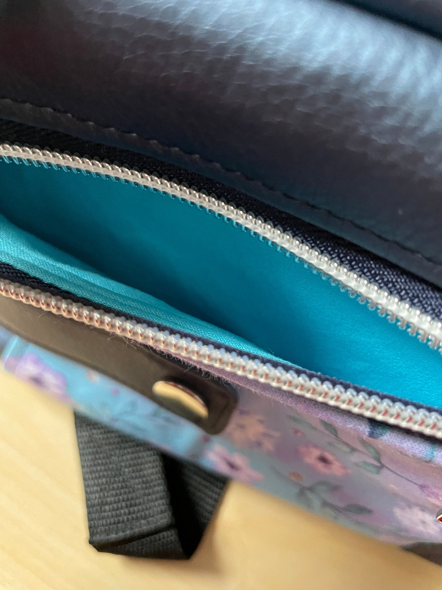 Umhängetasche MarlyMarly ist eine kleine Umhängetasche,
die sich für alle Gelegenheiten eignet, bei denen du
nicht zu viel Ballast mit dir herumtragen, aber
dennoch alles Wichtige dabekleine UmhängetascheMein ShopHenkSewnUmhängetasche Marly