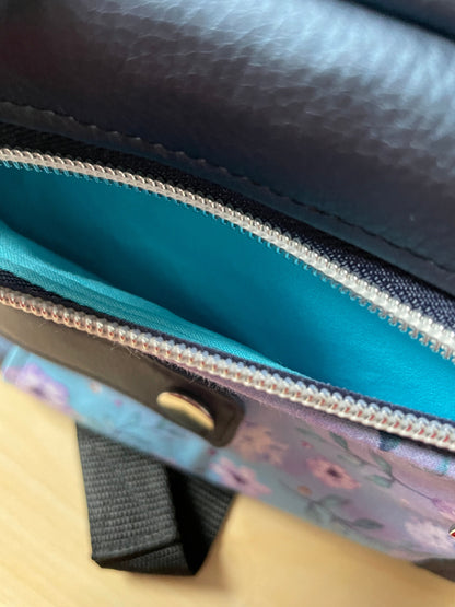Umhängetasche MarlyMarly ist eine kleine Umhängetasche,
die sich für alle Gelegenheiten eignet, bei denen du
nicht zu viel Ballast mit dir herumtragen, aber
dennoch alles Wichtige dabekleine UmhängetascheMein ShopHenkSewnUmhängetasche Marly