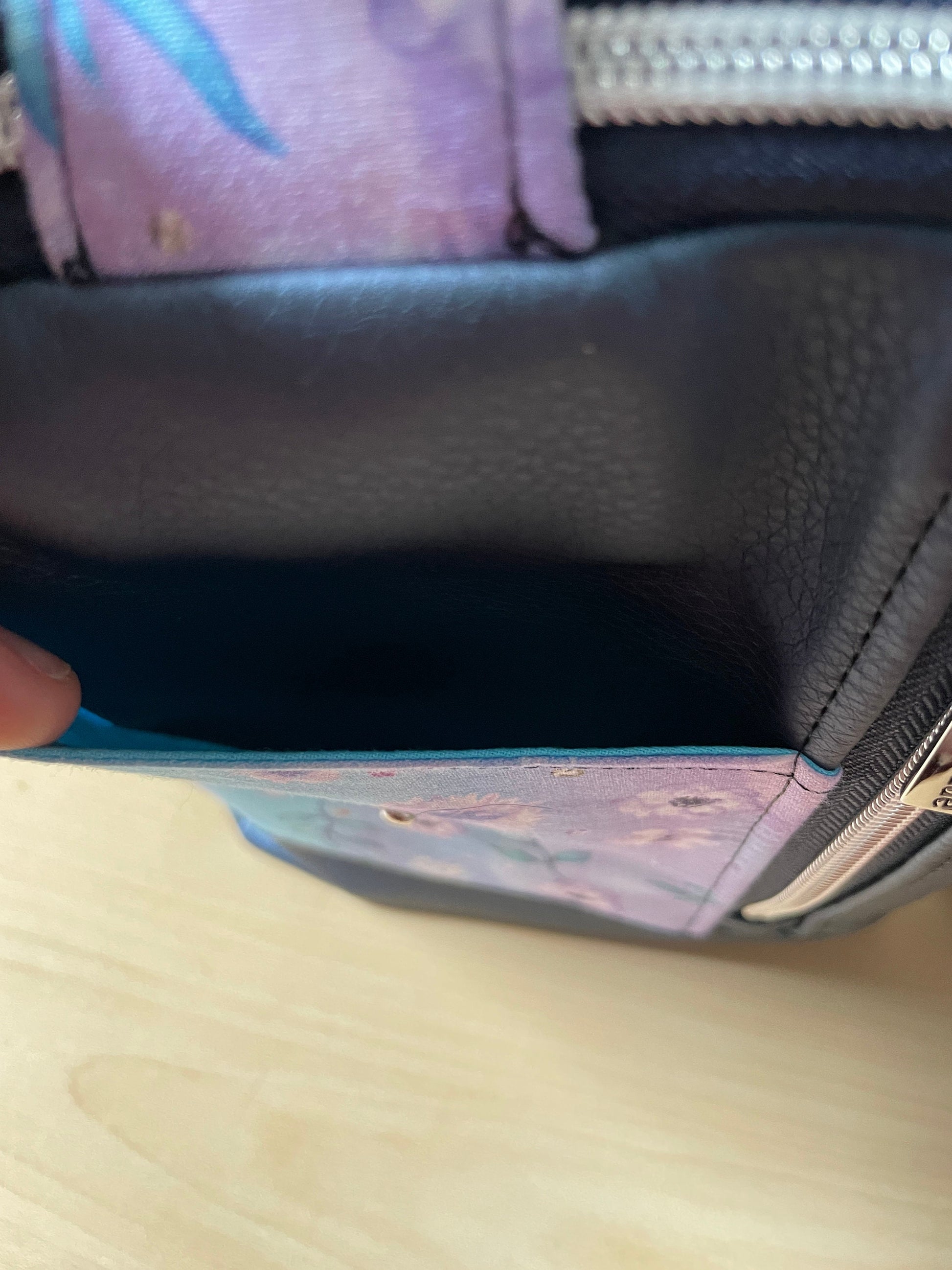 Umhängetasche MarlyMarly ist eine kleine Umhängetasche,
die sich für alle Gelegenheiten eignet, bei denen du
nicht zu viel Ballast mit dir herumtragen, aber
dennoch alles Wichtige dabekleine UmhängetascheMein ShopHenkSewnUmhängetasche Marly