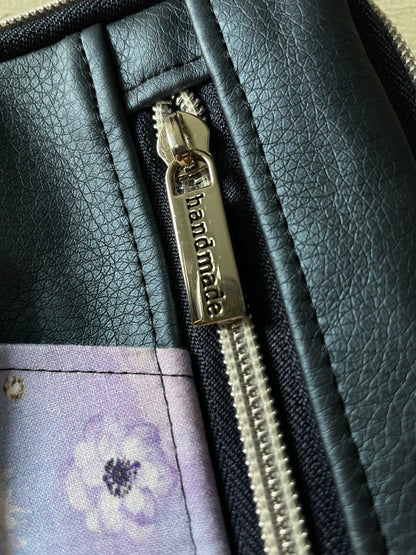 Umhängetasche MarlyMarly ist eine kleine Umhängetasche,
die sich für alle Gelegenheiten eignet, bei denen du
nicht zu viel Ballast mit dir herumtragen, aber
dennoch alles Wichtige dabekleine UmhängetascheMein ShopHenkSewnUmhängetasche Marly