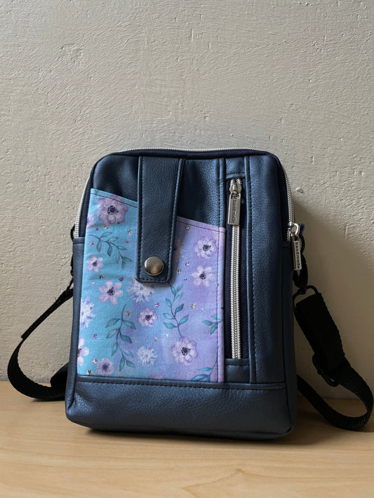 Umhängetasche MarlyMarly ist eine kleine Umhängetasche,
die sich für alle Gelegenheiten eignet, bei denen du
nicht zu viel Ballast mit dir herumtragen, aber
dennoch alles Wichtige dabekleine UmhängetascheMein ShopHenkSewnUmhängetasche Marly