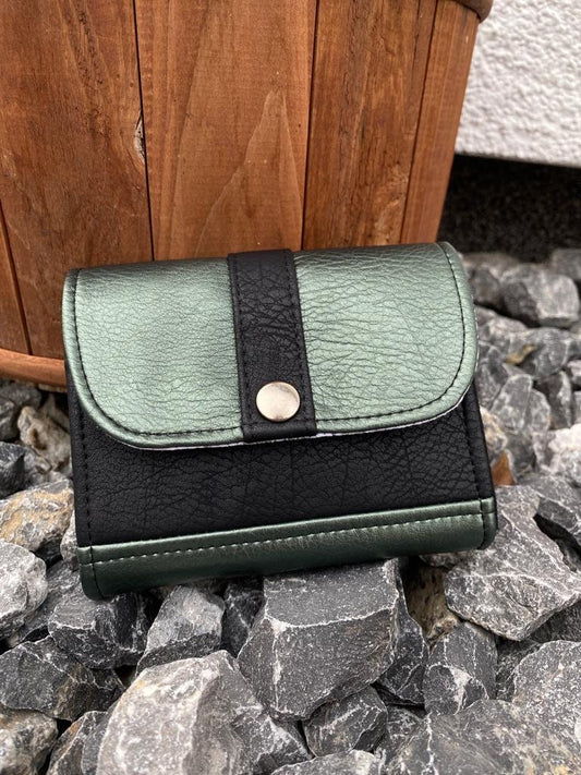 kleine Geldbörse FloraDie kleine Geldbörse Flora misst 12 cm x 10 cm x ca. 2 cm (B/H/T) und bietet
Platz für alle wichtigen Dinge. 
Dank ihrer Größe passt sie in verschiedene TaschengrößeGeldbörseMein ShopHenkSewnkleine Geldbörse Flora