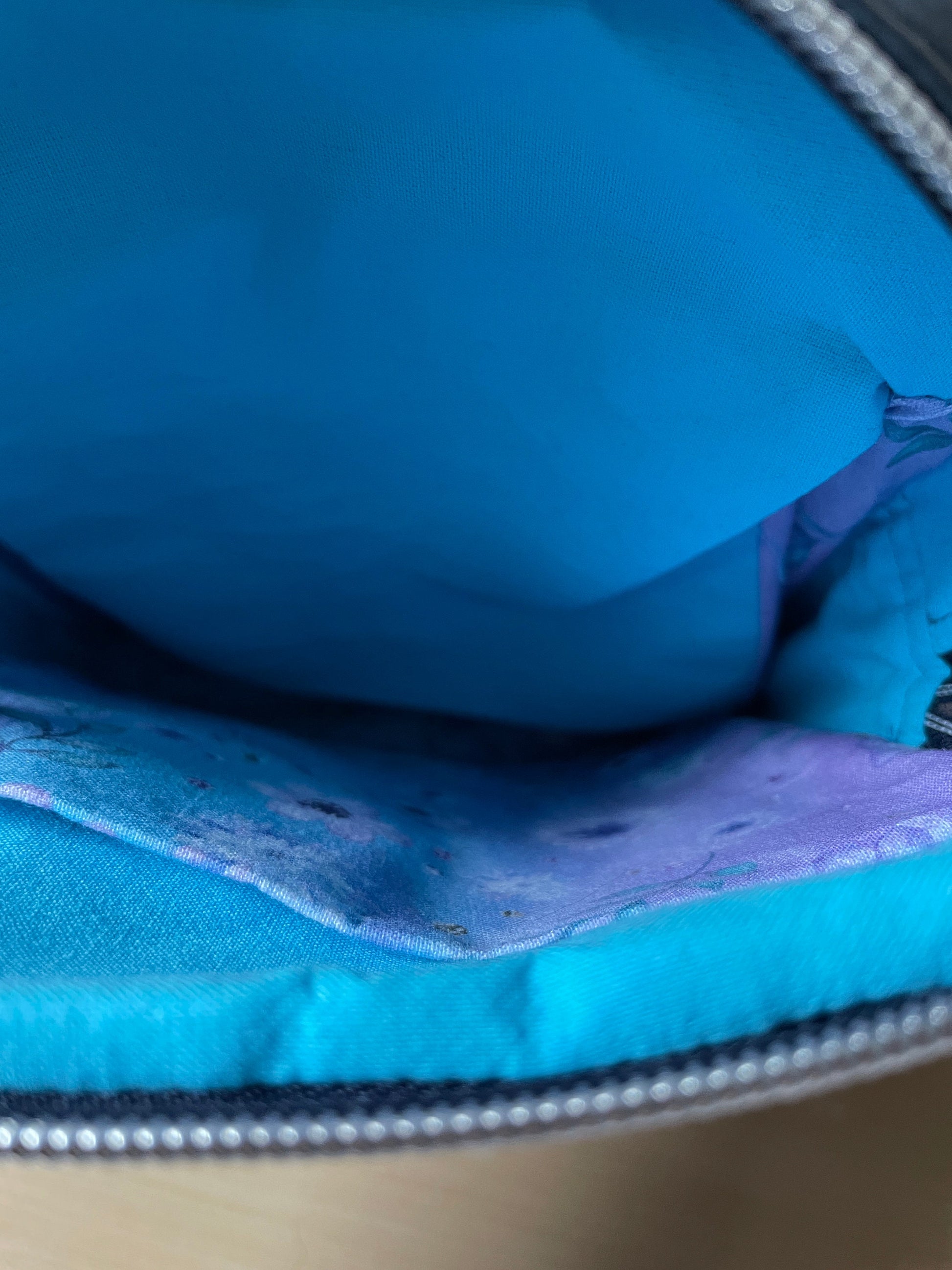 Umhängetasche MarlyMarly ist eine kleine Umhängetasche,
die sich für alle Gelegenheiten eignet, bei denen du
nicht zu viel Ballast mit dir herumtragen, aber
dennoch alles Wichtige dabekleine UmhängetascheMein ShopHenkSewnUmhängetasche Marly