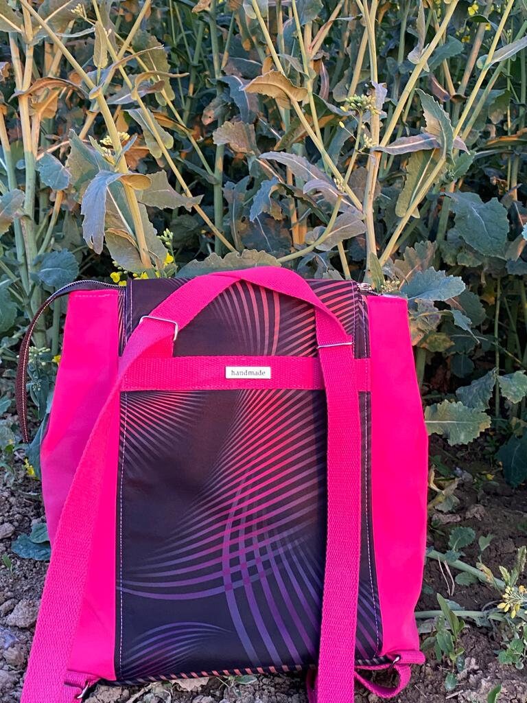 TaRuck Anka Rucksack/ShopperbagDieses tolle Stück ist eine Rucksacktasche, eine Kombination aus Tasche und
Rucksack. Die Maße 30 cm Höhe und 29 cm Breite.
Durch die über Kreuz angebrachten Träger TaschenrucksackMein ShopHenkSewnTaRuck Anka Rucksack/Shopperbag