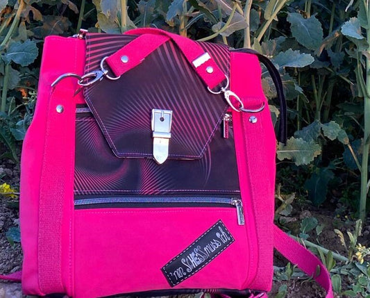 TaRuck Anka Rucksack/ShopperbagDieses tolle Stück ist eine Rucksacktasche, eine Kombination aus Tasche und
Rucksack. Die Maße 30 cm Höhe und 29 cm Breite.
Durch die über Kreuz angebrachten Träger TaschenrucksackMein ShopHenkSewnTaRuck Anka Rucksack/Shopperbag