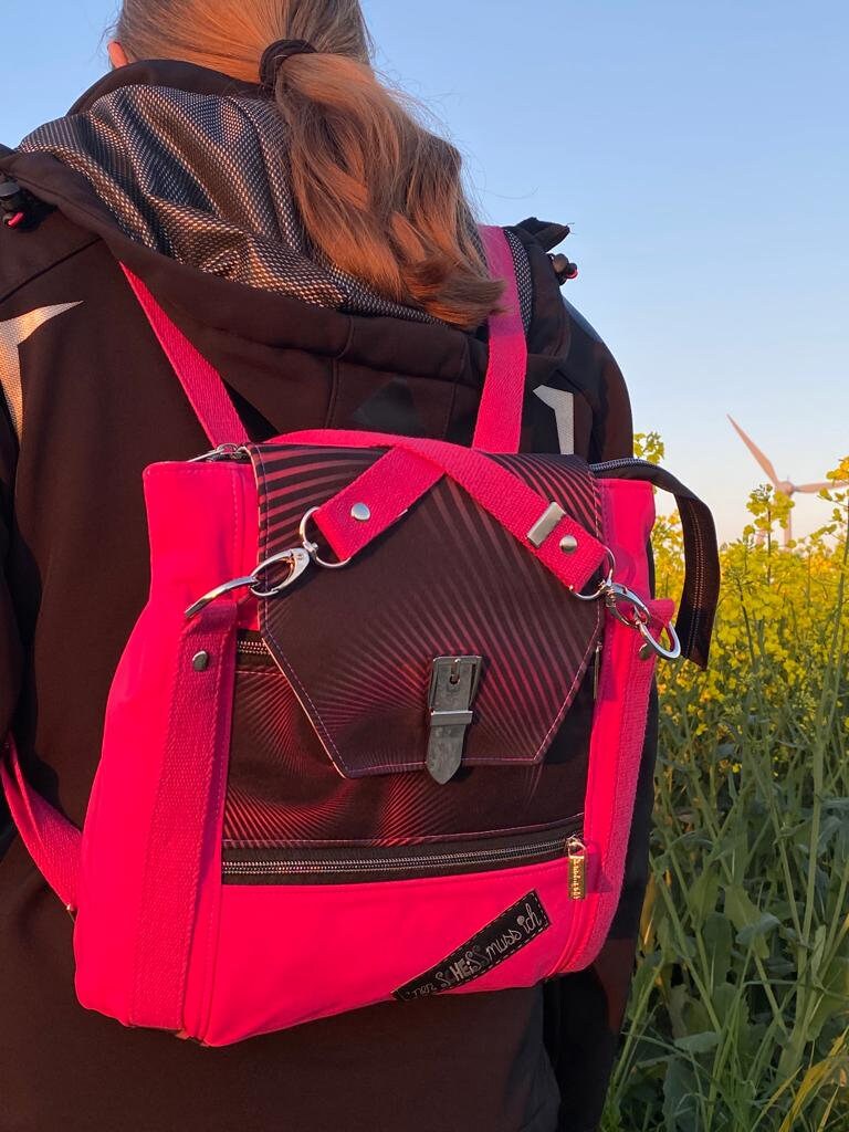 TaRuck Anka Rucksack/ShopperbagDieses tolle Stück ist eine Rucksacktasche, eine Kombination aus Tasche und
Rucksack. Die Maße 30 cm Höhe und 29 cm Breite.
Durch die über Kreuz angebrachten Träger TaschenrucksackMein ShopHenkSewnTaRuck Anka Rucksack/Shopperbag
