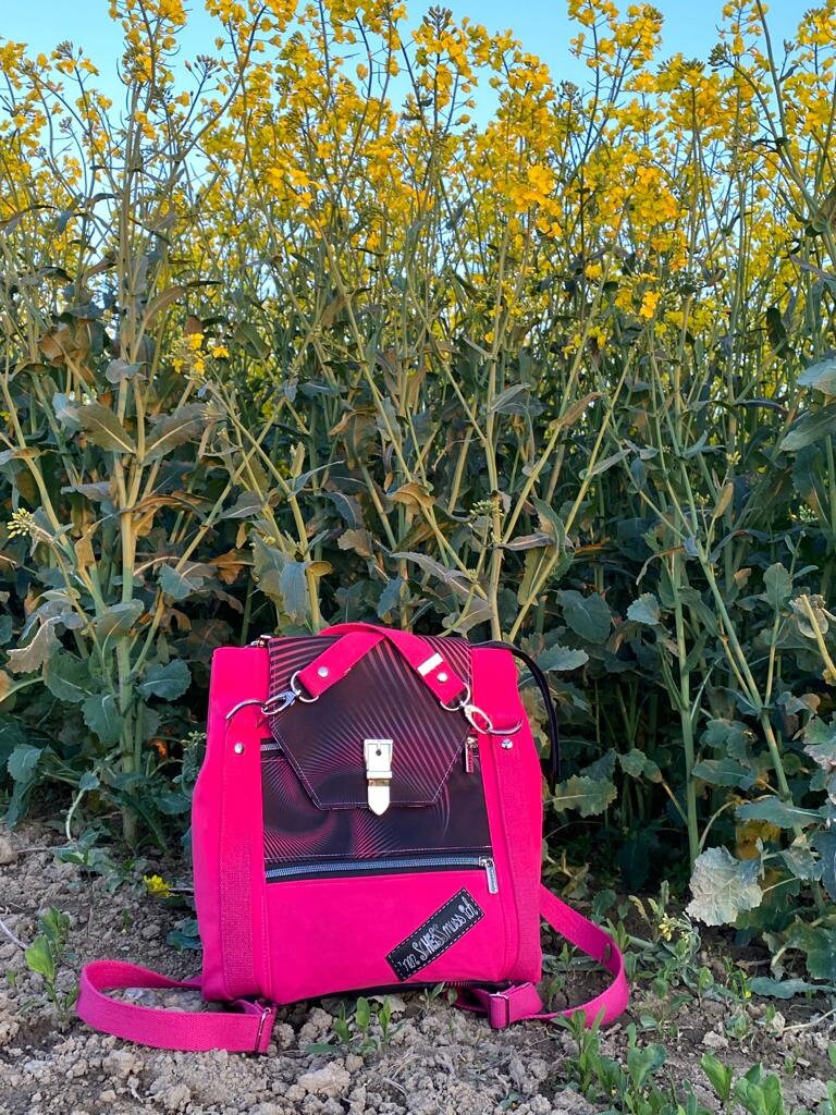 TaRuck Anka Rucksack/ShopperbagDieses tolle Stück ist eine Rucksacktasche, eine Kombination aus Tasche und
Rucksack. Die Maße 30 cm Höhe und 29 cm Breite.
Durch die über Kreuz angebrachten Träger TaschenrucksackMein ShopHenkSewnTaRuck Anka Rucksack/Shopperbag