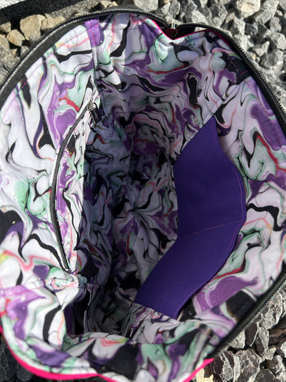 TaRuck Anka Rucksack/ShopperbagDieses tolle Stück ist eine Rucksacktasche, eine Kombination aus Tasche und
Rucksack. Die Maße 30 cm Höhe und 29 cm Breite.
Durch die über Kreuz angebrachten Träger TaschenrucksackMein ShopHenkSewnTaRuck Anka Rucksack/Shopperbag