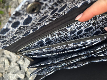 Geldbörse Big Genius Bla BlaBig Genius 

Diese Tolle Kellnerbörse hat eine Grösse von 20cm x10cm x2,75cm.
Aussen sowie innen habe ich komplett Baumwollstoff verwendet.

Ausstattung:

hinter derGeldbörseMein ShopHenkSewnGeldbörse Big Genius Bla Bla