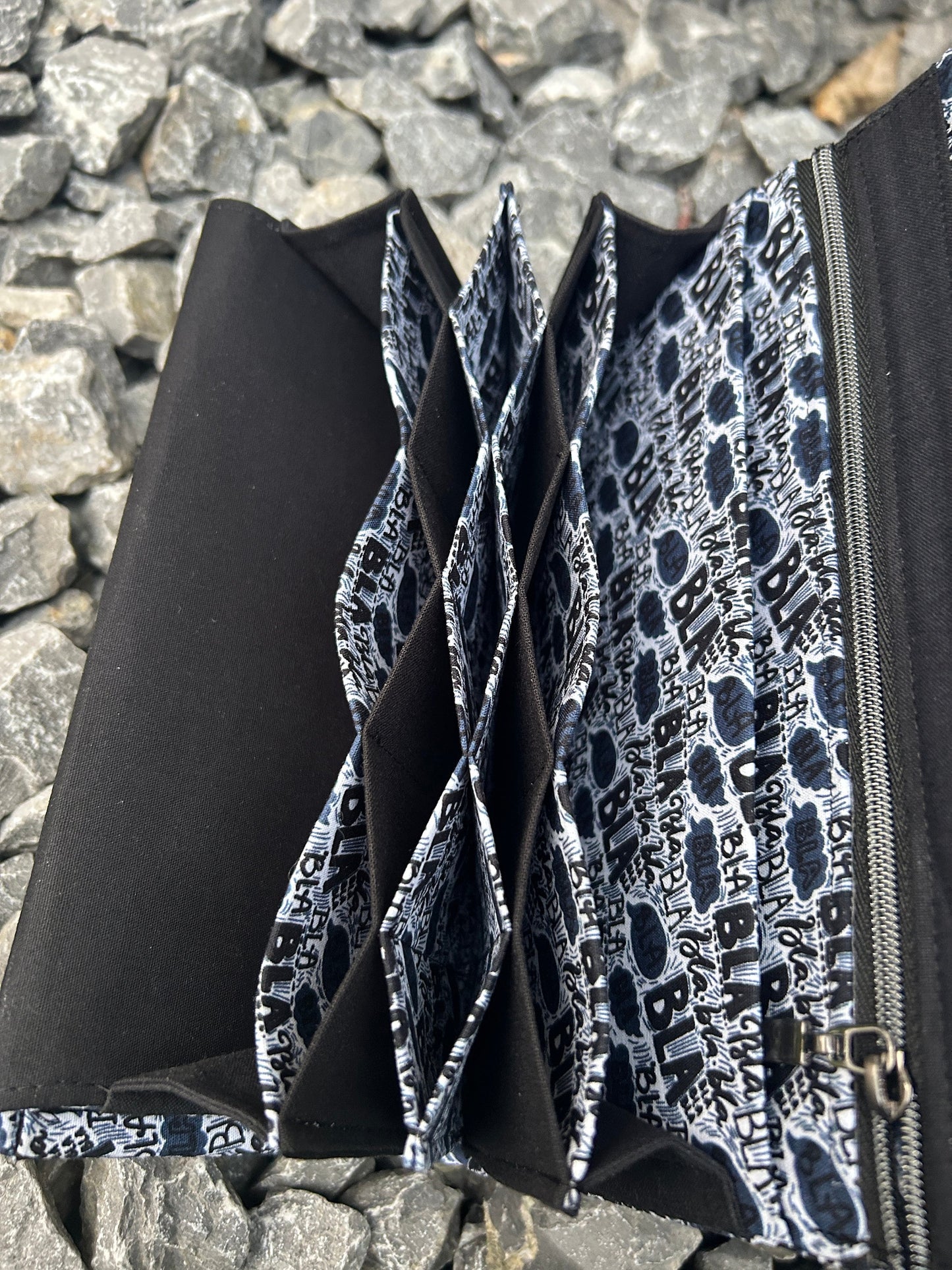 Geldbörse Big Genius Bla BlaBig Genius 

Diese Tolle Kellnerbörse hat eine Grösse von 20cm x10cm x2,75cm.
Aussen sowie innen habe ich komplett Baumwollstoff verwendet.

Ausstattung:

hinter derGeldbörseMein ShopHenkSewnGeldbörse Big Genius Bla Bla