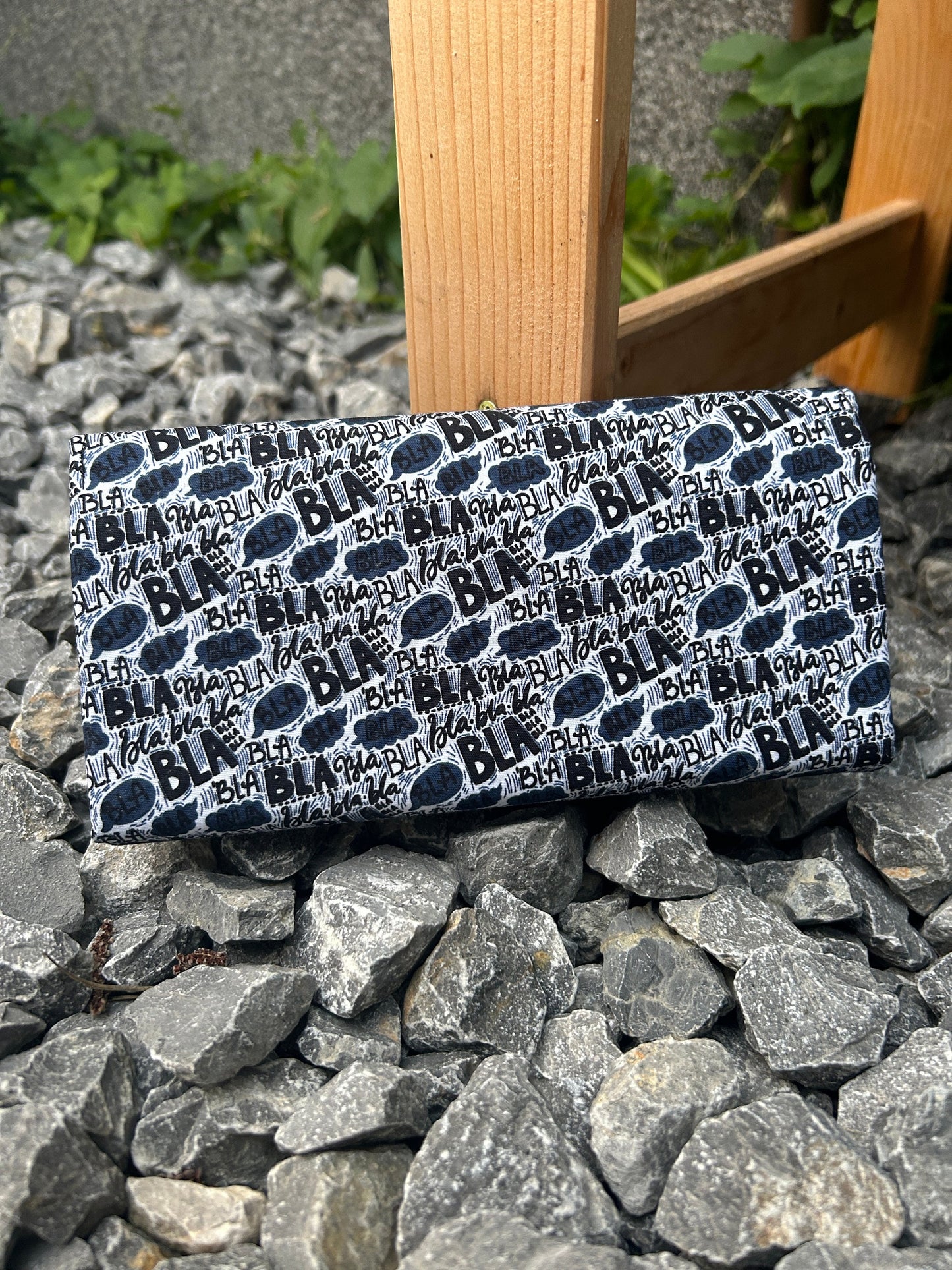 Geldbörse Big Genius Bla BlaBig Genius 

Diese Tolle Kellnerbörse hat eine Grösse von 20cm x10cm x2,75cm.
Aussen sowie innen habe ich komplett Baumwollstoff verwendet.

Ausstattung:

hinter derGeldbörseMein ShopHenkSewnGeldbörse Big Genius Bla Bla