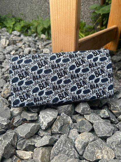 Geldbörse Big Genius Bla BlaBig Genius 

Diese Tolle Kellnerbörse hat eine Grösse von 20cm x10cm x2,75cm.
Aussen sowie innen habe ich komplett Baumwollstoff verwendet.

Ausstattung:

hinter derGeldbörseMein ShopHenkSewnGeldbörse Big Genius Bla Bla