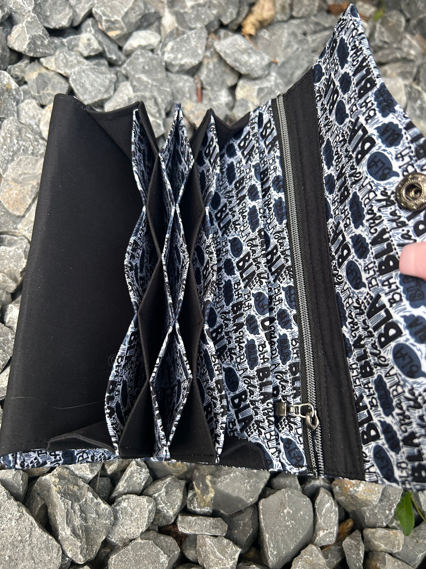 Geldbörse Big Genius Bla BlaBig Genius 

Diese Tolle Kellnerbörse hat eine Grösse von 20cm x10cm x2,75cm.
Aussen sowie innen habe ich komplett Baumwollstoff verwendet.

Ausstattung:

hinter derGeldbörseMein ShopHenkSewnGeldbörse Big Genius Bla Bla
