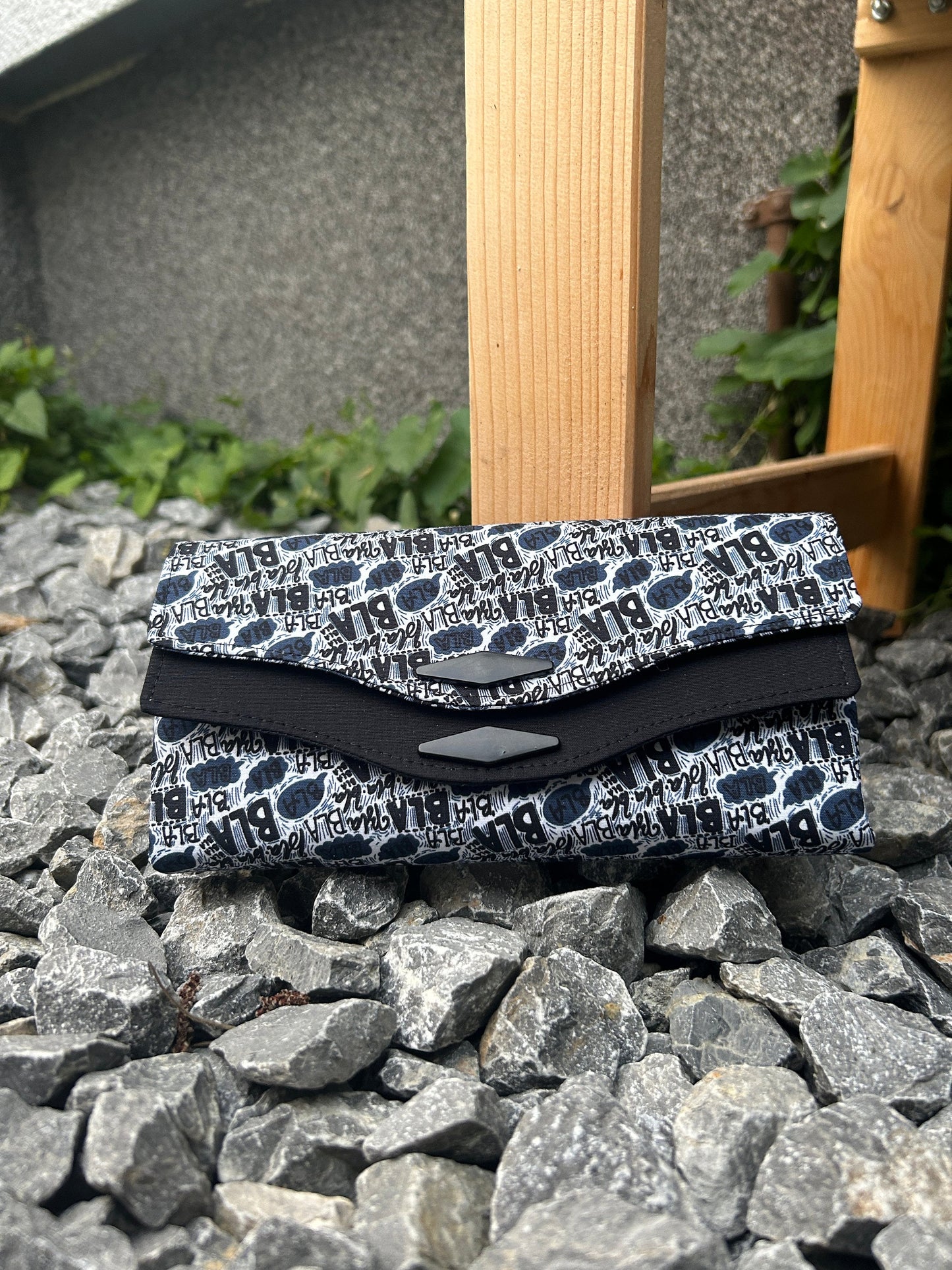 Geldbörse Big Genius Bla BlaBig Genius 

Diese Tolle Kellnerbörse hat eine Grösse von 20cm x10cm x2,75cm.
Aussen sowie innen habe ich komplett Baumwollstoff verwendet.

Ausstattung:

hinter derGeldbörseMein ShopHenkSewnGeldbörse Big Genius Bla Bla