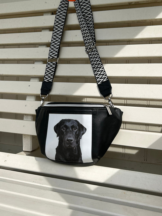 Bauchtasche / Gassitasche mit Labrador/ LeckerlitascheIn die Bauchtasche passt, neben einer kleinen Geldbörse und dem Handy, eine kleine Trinkflasche.
In dem äußeren Reißverschlussfach kannst Du ein Handy mit einer maxikleine UmhängetascheHenkSewnHenkSewnBauchtasche / Gassitasche mit Labrador/ Leckerlitasche