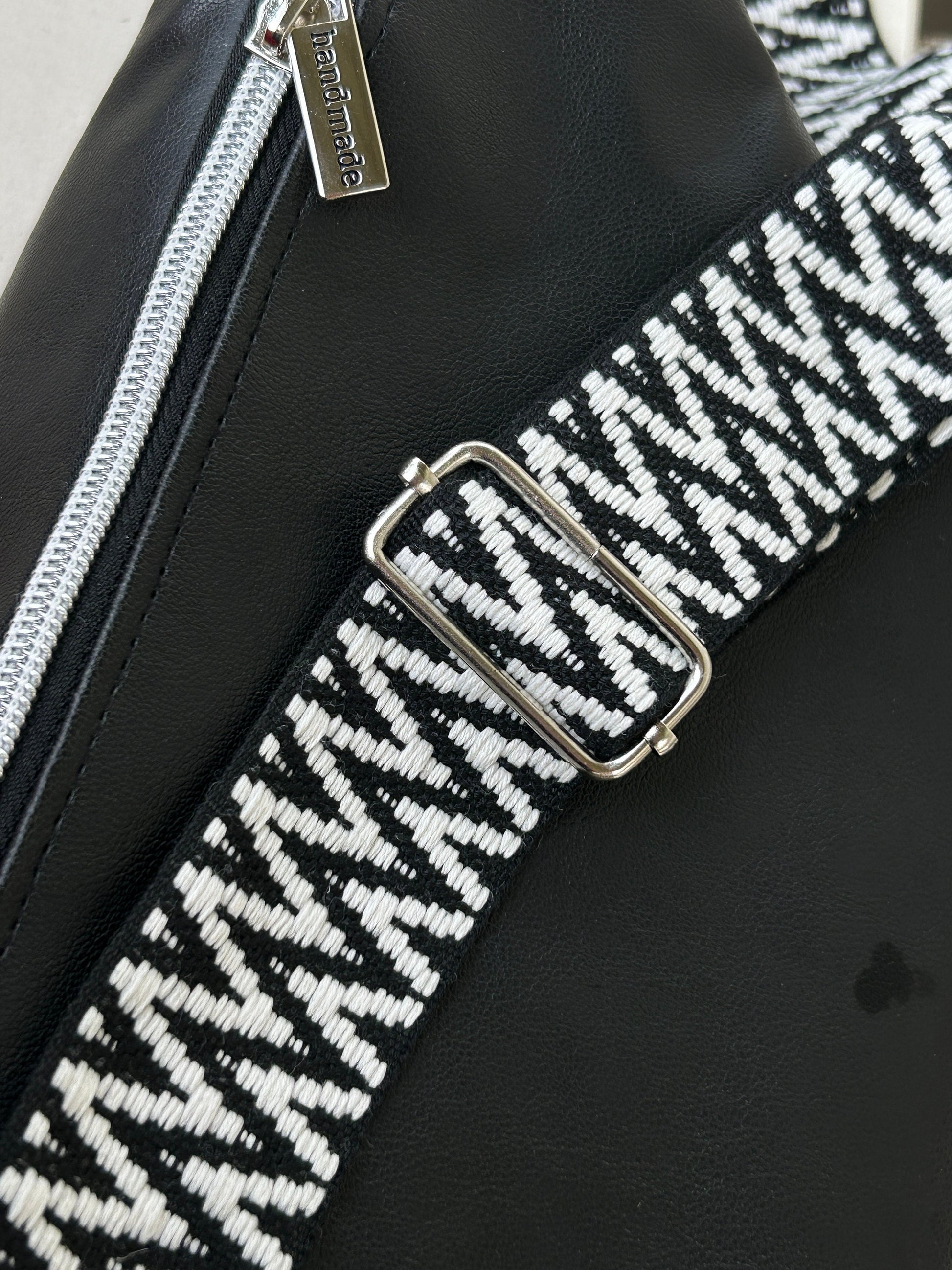 Bauchtasche / Gassitasche mit Labrador/ LeckerlitascheIn die Bauchtasche passt, neben einer kleinen Geldbörse und dem Handy, eine kleine Trinkflasche.
In dem äußeren Reißverschlussfach kannst Du ein Handy mit einer maxikleine UmhängetascheHenkSewnHenkSewnBauchtasche / Gassitasche mit Labrador/ Leckerlitasche