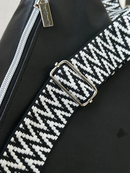 Bauchtasche / Gassitasche mit Labrador/ LeckerlitascheIn die Bauchtasche passt, neben einer kleinen Geldbörse und dem Handy, eine kleine Trinkflasche.
In dem äußeren Reißverschlussfach kannst Du ein Handy mit einer maxikleine UmhängetascheHenkSewnHenkSewnBauchtasche / Gassitasche mit Labrador/ Leckerlitasche