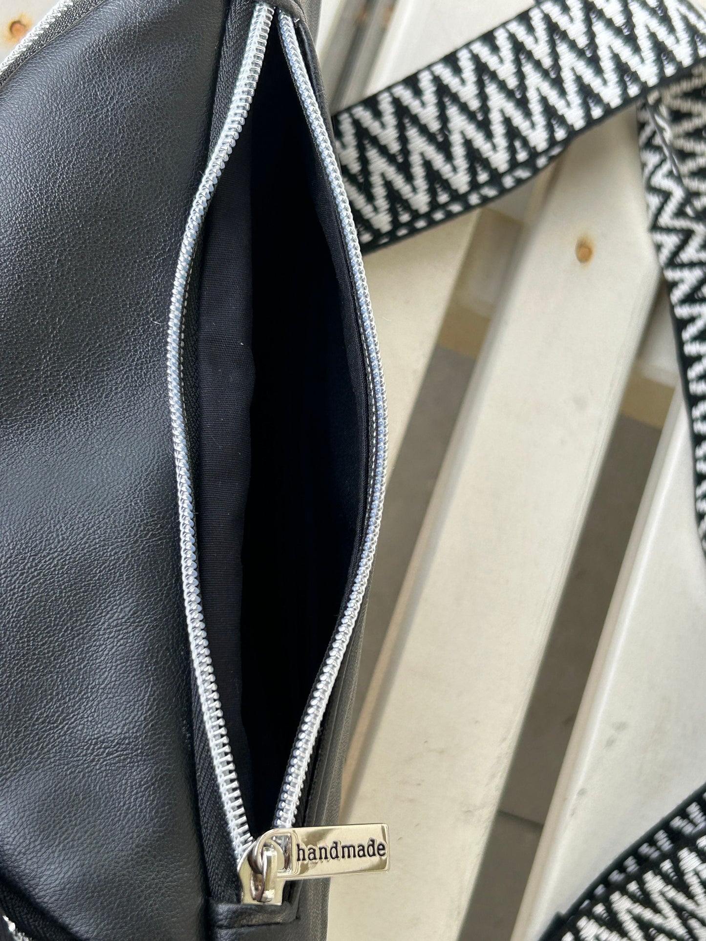 Bauchtasche / Gassitasche mit Labrador/ LeckerlitascheIn die Bauchtasche passt, neben einer kleinen Geldbörse und dem Handy, eine kleine Trinkflasche.
In dem äußeren Reißverschlussfach kannst Du ein Handy mit einer maxikleine UmhängetascheHenkSewnHenkSewnBauchtasche / Gassitasche mit Labrador/ Leckerlitasche