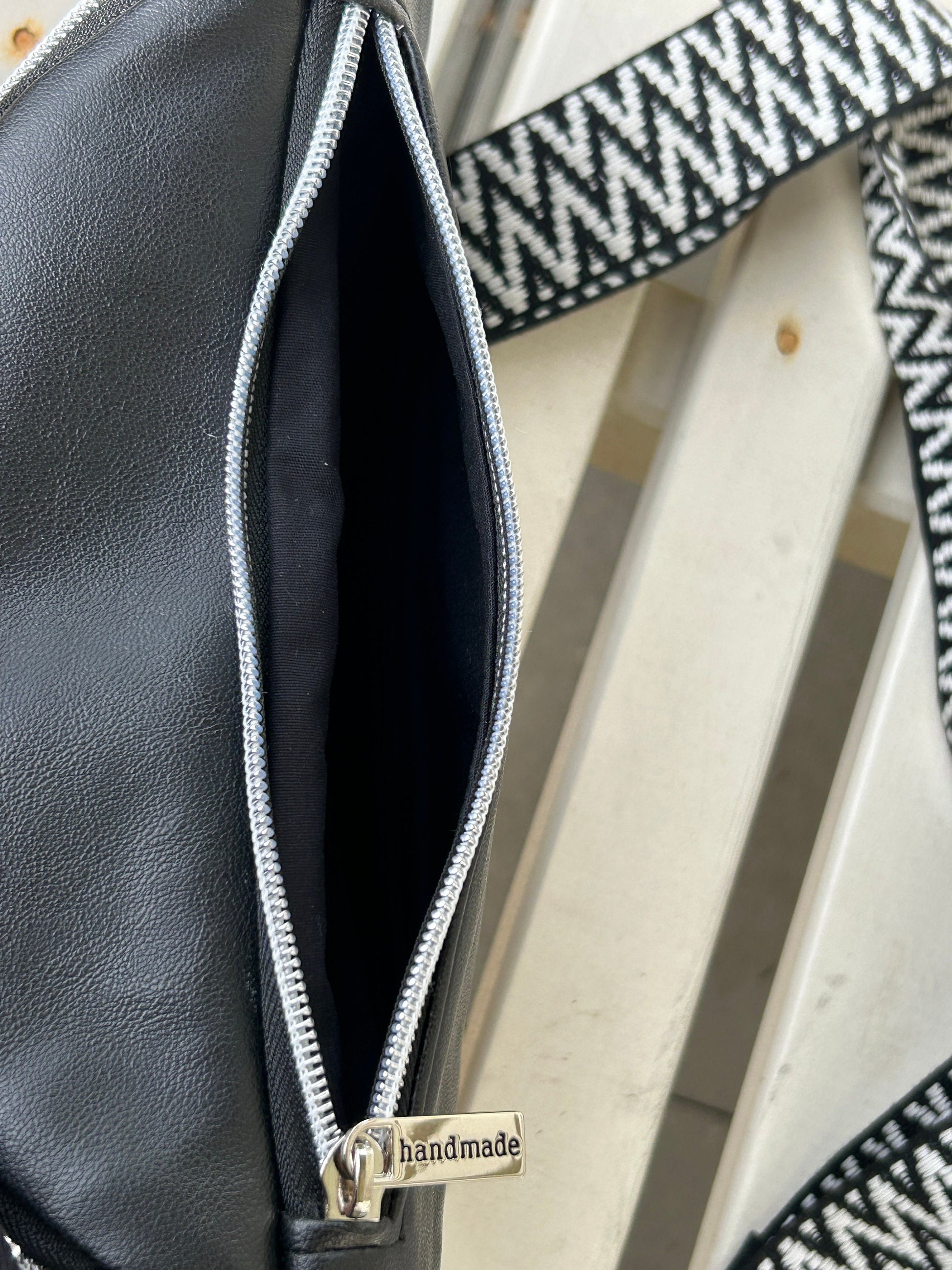 Bauchtasche / Gassitasche mit Labrador/ LeckerlitascheIn die Bauchtasche passt, neben einer kleinen Geldbörse und dem Handy, eine kleine Trinkflasche.
In dem äußeren Reißverschlussfach kannst Du ein Handy mit einer maxikleine UmhängetascheHenkSewnHenkSewnBauchtasche / Gassitasche mit Labrador/ Leckerlitasche