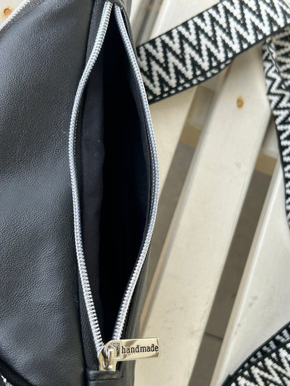 Bauchtasche / Gassitasche mit Labrador/ LeckerlitascheIn die Bauchtasche passt, neben einer kleinen Geldbörse und dem Handy, eine kleine Trinkflasche.
In dem äußeren Reißverschlussfach kannst Du ein Handy mit einer maxikleine UmhängetascheHenkSewnHenkSewnBauchtasche / Gassitasche mit Labrador/ Leckerlitasche