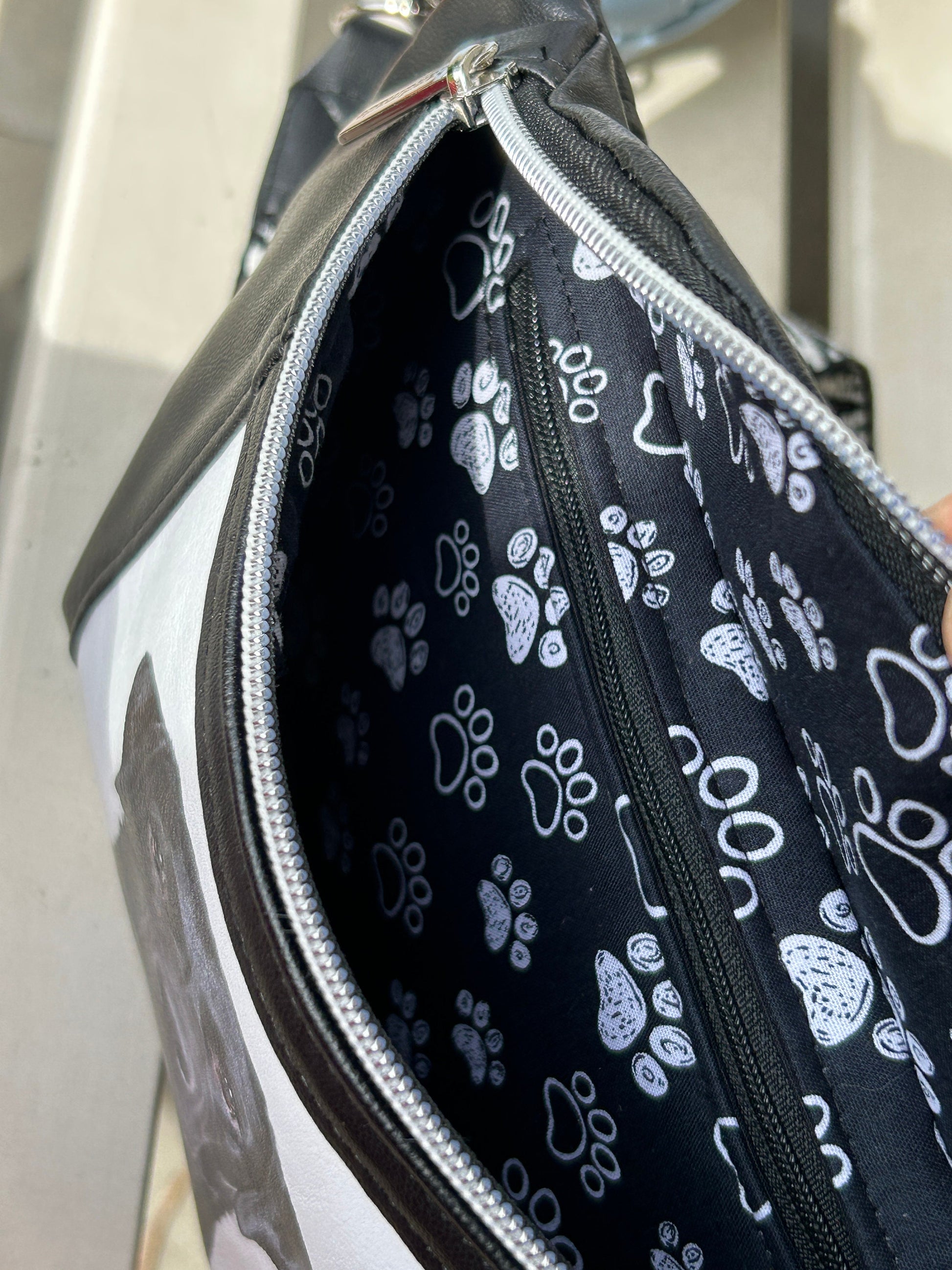 Bauchtasche / Gassitasche mit Labrador/ LeckerlitascheIn die Bauchtasche passt, neben einer kleinen Geldbörse und dem Handy, eine kleine Trinkflasche.
In dem äußeren Reißverschlussfach kannst Du ein Handy mit einer maxikleine UmhängetascheHenkSewnHenkSewnBauchtasche / Gassitasche mit Labrador/ Leckerlitasche
