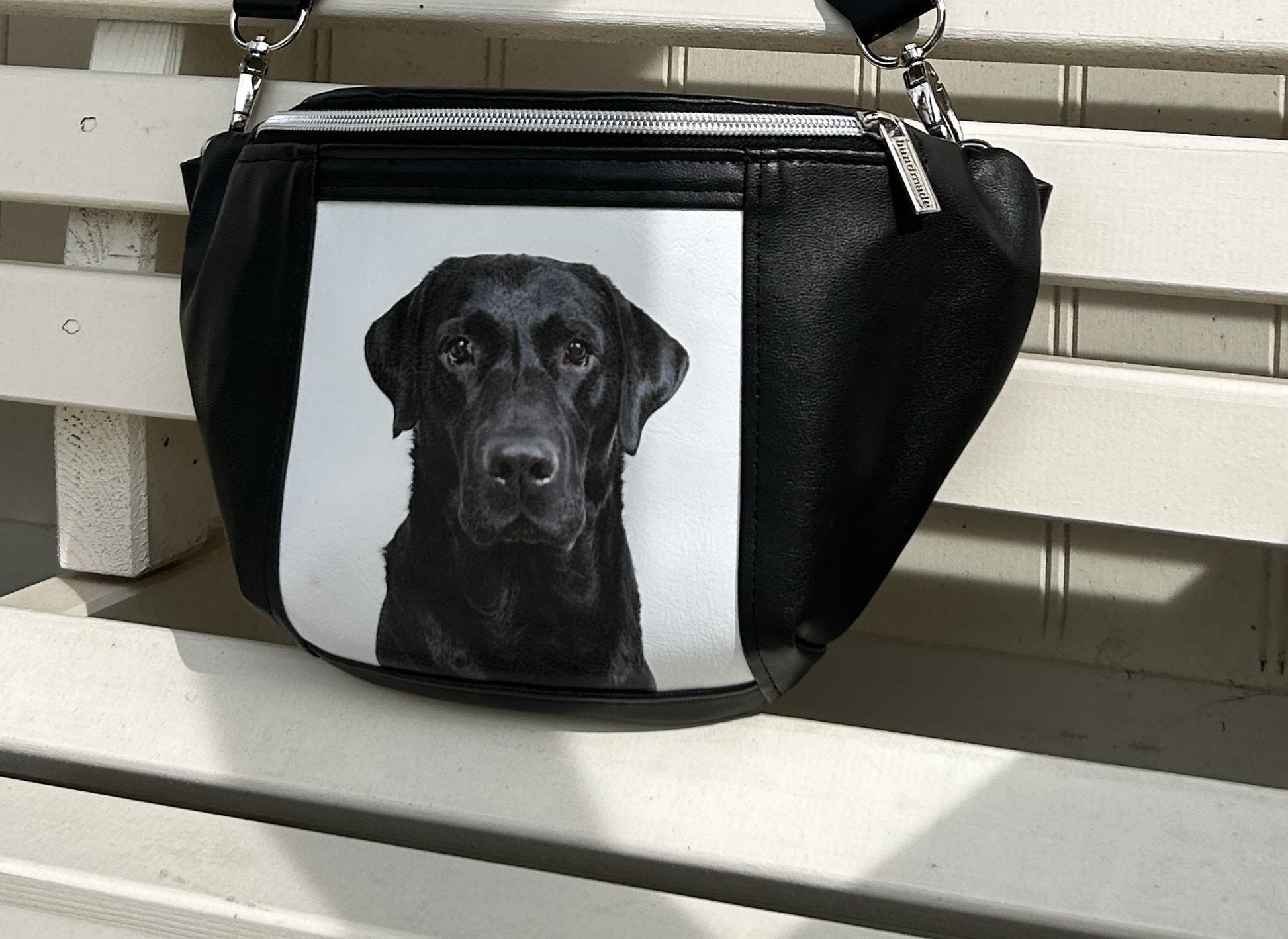 Bauchtasche / Gassitasche mit Labrador/ LeckerlitascheIn die Bauchtasche passt, neben einer kleinen Geldbörse und dem Handy, eine kleine Trinkflasche.
In dem äußeren Reißverschlussfach kannst Du ein Handy mit einer maxikleine UmhängetascheHenkSewnHenkSewnBauchtasche / Gassitasche mit Labrador/ Leckerlitasche