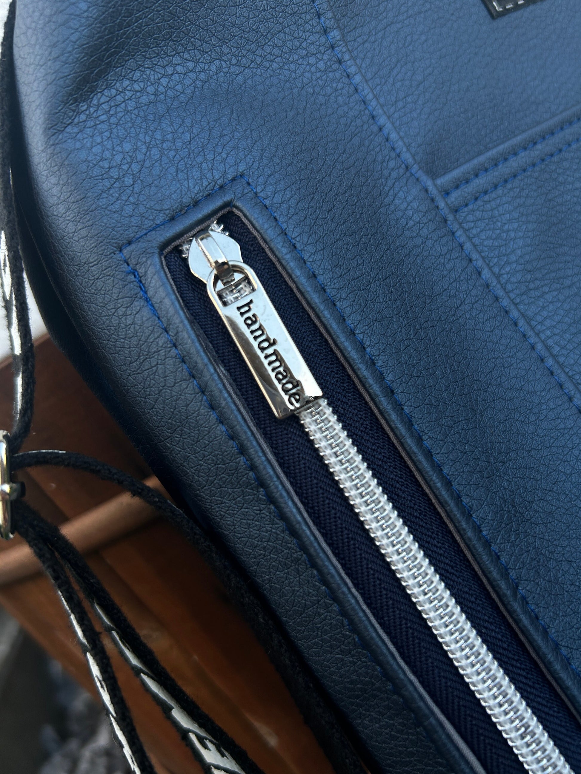 Rucksack/Schultertasche, Rucksacktasche mit verstellbaren GurtenDiese Rucksacktasche in der Größe von H 30 cm * B 36 cm ist ein kleines Raumwunder.
Innen befinden sich ein Reißverschlussfach und ein geteiltes Steckfach.
Außen istTaschenrucksackMein ShopHenkSewnRucksack/Schultertasche, Rucksacktasche mit verstellbaren Gurten