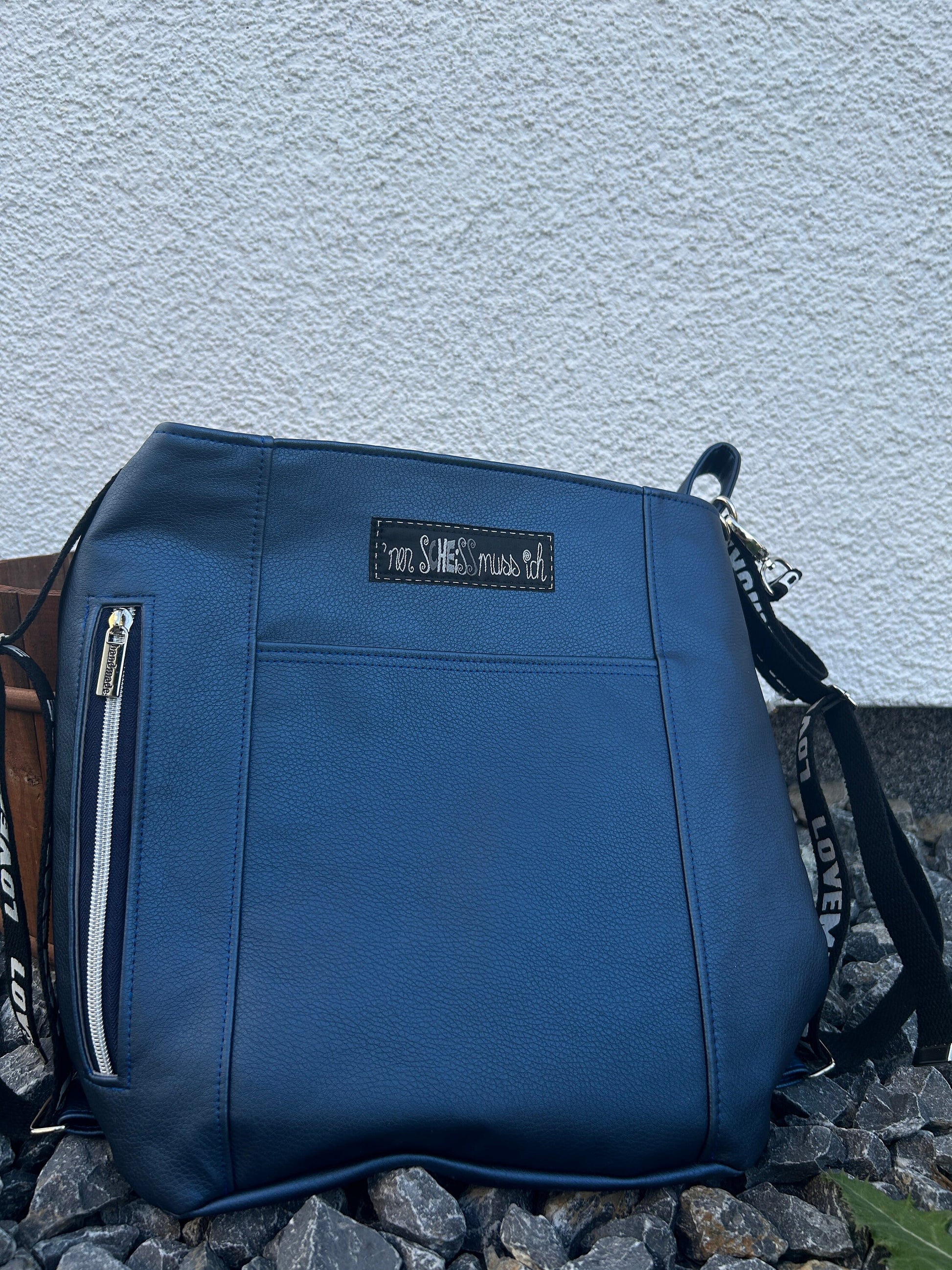 Rucksack/Schultertasche, Rucksacktasche mit verstellbaren GurtenDiese Rucksacktasche in der Größe von H 30 cm * B 36 cm ist ein kleines Raumwunder.
Innen befinden sich ein Reißverschlussfach und ein geteiltes Steckfach.
Außen istTaschenrucksackMein ShopHenkSewnRucksack/Schultertasche, Rucksacktasche mit verstellbaren Gurten