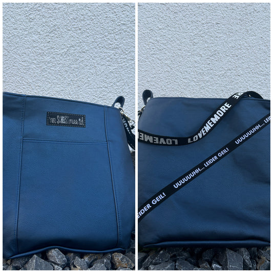 Rucksack/Schultertasche, Rucksacktasche mit verstellbaren GurtenDiese Rucksacktasche in der Größe von H 30 cm * B 36 cm ist ein kleines Raumwunder.
Innen befinden sich ein Reißverschlussfach und ein geteiltes Steckfach.
Außen istTaschenrucksackMein ShopHenkSewnRucksack/Schultertasche, Rucksacktasche mit verstellbaren Gurten