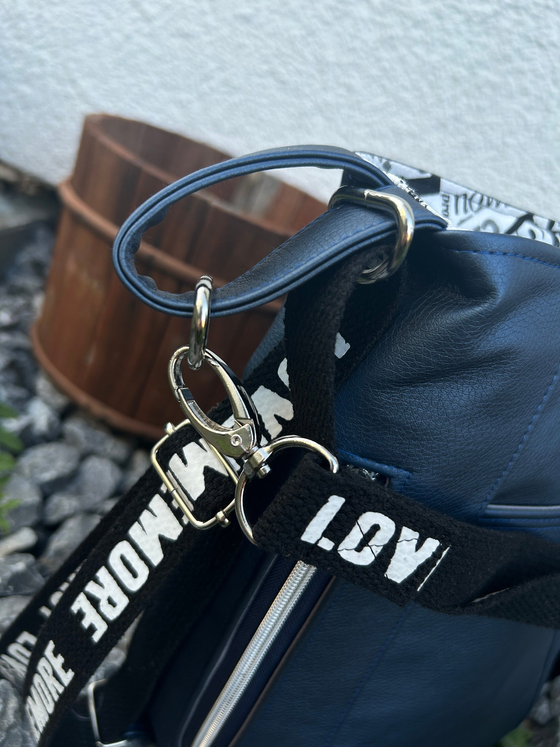 Rucksack/Schultertasche, Rucksacktasche mit verstellbaren GurtenDiese Rucksacktasche in der Größe von H 30 cm * B 36 cm ist ein kleines Raumwunder.
Innen befinden sich ein Reißverschlussfach und ein geteiltes Steckfach.
Außen istTaschenrucksackMein ShopHenkSewnRucksack/Schultertasche, Rucksacktasche mit verstellbaren Gurten