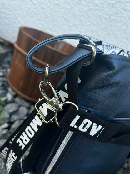 Rucksack/Schultertasche, Rucksacktasche mit verstellbaren GurtenDiese Rucksacktasche in der Größe von H 30 cm * B 36 cm ist ein kleines Raumwunder.
Innen befinden sich ein Reißverschlussfach und ein geteiltes Steckfach.
Außen istTaschenrucksackMein ShopHenkSewnRucksack/Schultertasche, Rucksacktasche mit verstellbaren Gurten