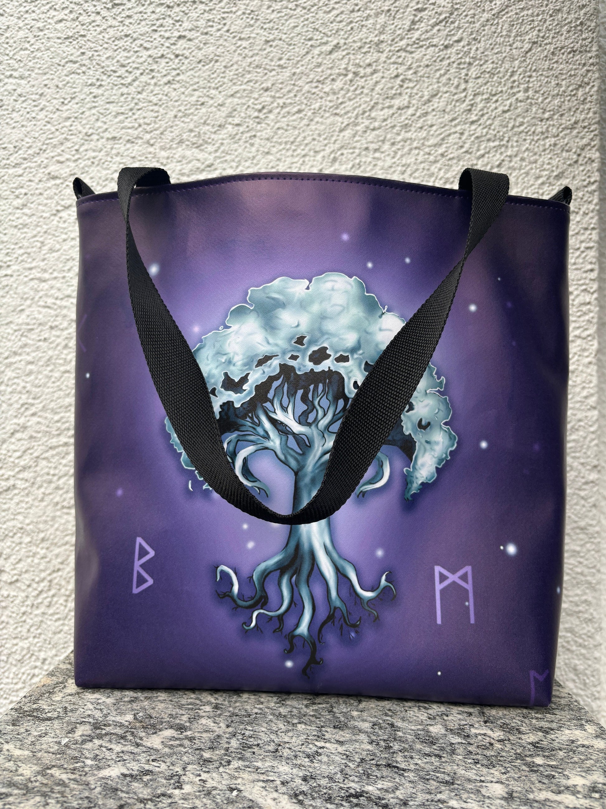 Shopper Tasche  / Umhängetasche mit PanelDiese Tasche ist ein alltagstauglicher Shopper mit einer Größe von 38x32x8 cm.
Ausgestattet ist er mit einer RV-Außentasche und einem Steckfach innen.
Aussen befindeHandtascheHenkSewnHenkSewnShopper Tasche / Umhängetasche mit Panel