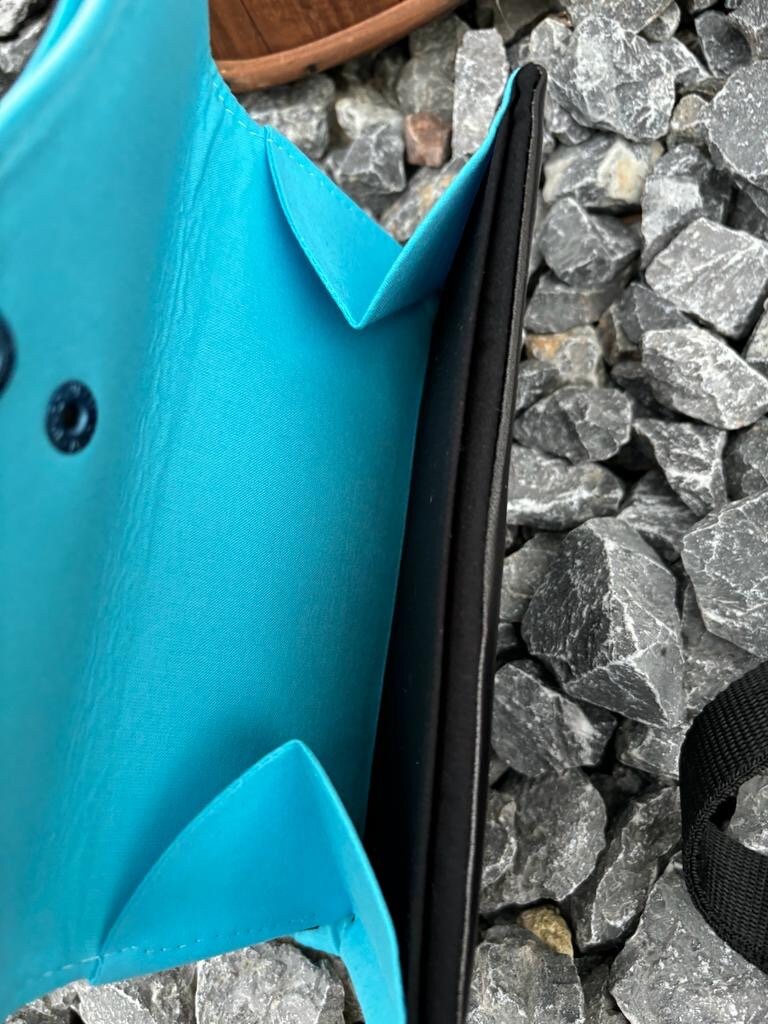Geldbörse Big Genius FederBig Genius Feder

Diese Tolle Kellnerbörse hat eine Grösse von 20cm x10cm x2,75cm.
Aussen besteht das Big Genius aus Kunstleder, innen habe ich Baumwollstoff verwendGeldbörseMein ShopHenkSewnGeldbörse Big Genius Feder