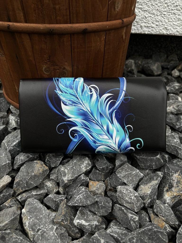 Geldbörse Big Genius FederBig Genius Feder

Diese Tolle Kellnerbörse hat eine Grösse von 20cm x10cm x2,75cm.
Aussen besteht das Big Genius aus Kunstleder, innen habe ich Baumwollstoff verwendGeldbörseMein ShopHenkSewnGeldbörse Big Genius Feder