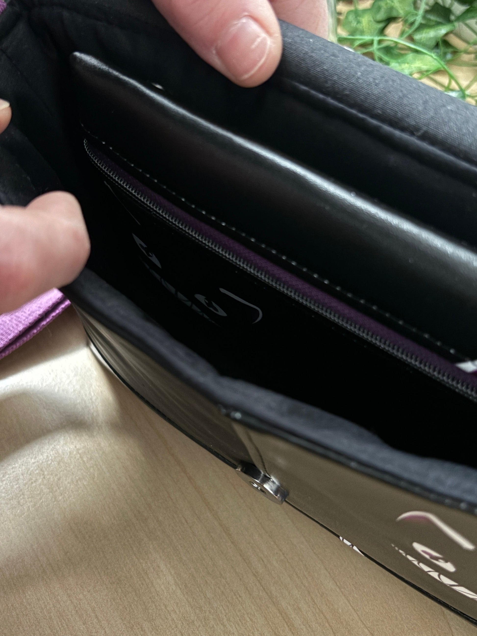 kleine Handtasche / Damen Umhängetasche GrinsekatzeDiese tolle Handtasche hat die Grösse von 28 cm x 19 cm x 7 cm.
Geschlossen wird die Tasche mit einer Klappe mit Magnetverschluss.
Das Innenleben besteht aus einem kHandtascheMein ShopHenkSewnkleine Handtasche / Damen Umhängetasche Grinsekatze