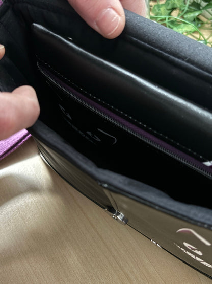 kleine Handtasche / Damen Umhängetasche GrinsekatzeDiese tolle Handtasche hat die Grösse von 28 cm x 19 cm x 7 cm.
Geschlossen wird die Tasche mit einer Klappe mit Magnetverschluss.
Das Innenleben besteht aus einem kHandtascheMein ShopHenkSewnkleine Handtasche / Damen Umhängetasche Grinsekatze