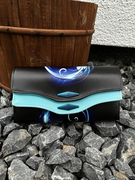 Geldbörse Big Genius FederBig Genius Feder

Diese Tolle Kellnerbörse hat eine Grösse von 20cm x10cm x2,75cm.
Aussen besteht das Big Genius aus Kunstleder, innen habe ich Baumwollstoff verwendGeldbörseMein ShopHenkSewnGeldbörse Big Genius Feder